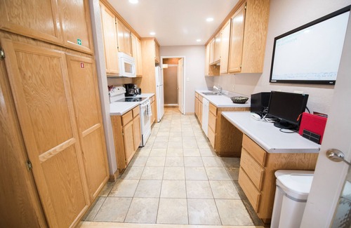 Tahoe Island House | Near Tahoe keys. Marina, Pool Table, Streaming TV, & Free Wifi