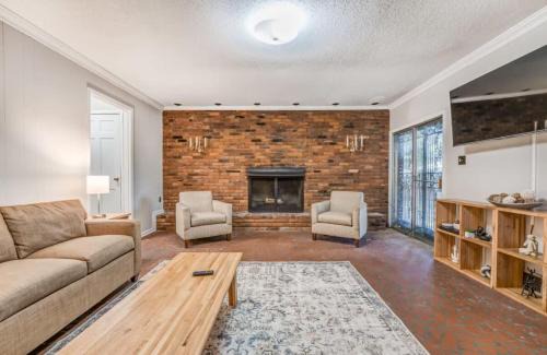 Whitehaven House | Near the Airport and Graceland Holmesdale Hideout