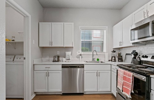 Milwood Apartment | Near the Domain | 2 BR Private Balcony | Fireplace