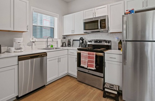 Milwood Apartment | Near the Domain | 2 BR Private Balcony | Fireplace