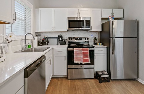 Milwood Apartment | Near the Domain | 2 BR Private Balcony | Fireplace