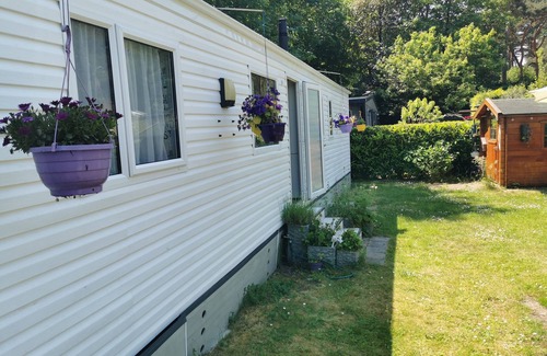 The Hague Ski Chalet | Neat chalet on child-friendly campsite close to beach, town, dunes and forest.