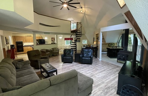 Williamsburg House | Nestled in forest with private hiking trails. Near horse show, beaches & golfing