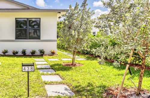 Poiciana Park II House | NEW 1BR 1.5BA Modern Palm Beach Cottage