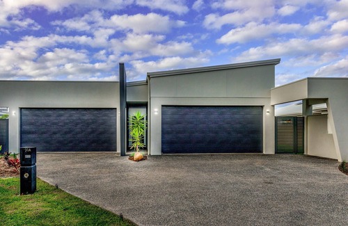 Trinity Beach Villa | New 3 bedroom lakeside villa with tennis court and lap pool