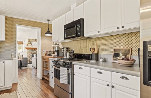 Cedar Glen Cottage | New! 3BDR Cottage only 2 miles from The Village!