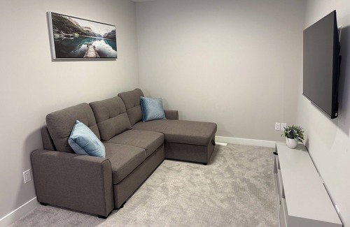 Chestermere House | New 3BR home near Calgary & Banff