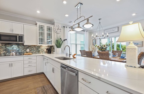 Palmetto Dunes House | New 4 bedroom Luxury Beach Home Minutes from Beaches, Pool, Spa, Golf Cart Bikes