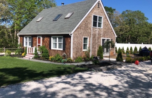 Katama House | New 4 BR house near center and beaches with bikes