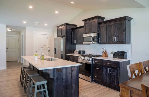 Idaho Falls House | New 6 Bed/3Bath Spacious Home in Idaho Falls. Family Friendly, Sleeps 16+.