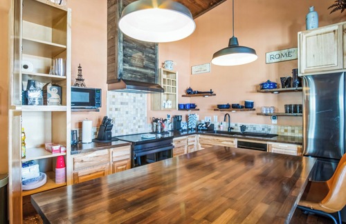 Fort Valley House | New, Amazing, Cozy, Jacuzzi, Mountain Views, Minutes 2 Downtown, Snow Bowl