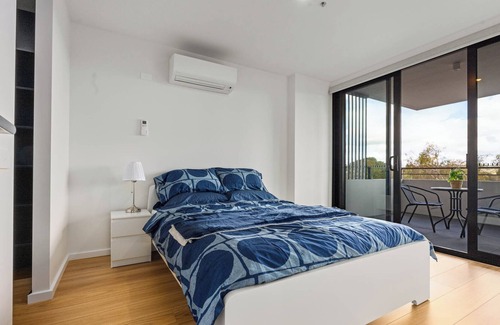 Dickson Apartment | New and spacious 2B 2Bth Unit Close to Canberra City (Free Wifi and Parking)