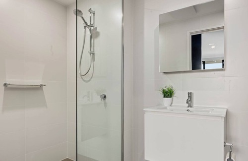 Dickson Apartment | New and spacious 2B 2Bth Unit Close to Canberra City (Free Wifi and Parking)