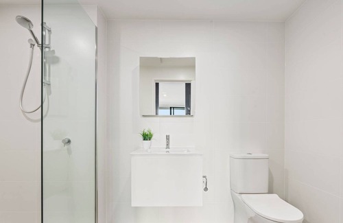 Dickson Apartment | New and spacious 2B 2Bth Unit Close to Canberra City (Free Wifi and Parking)
