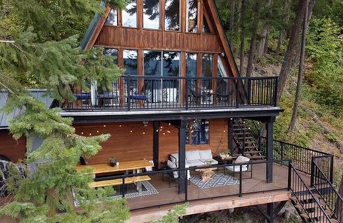 Celista Cabin | New** Bayside Estate: A quaint and cozy A-frame cabin nestled among the trees.