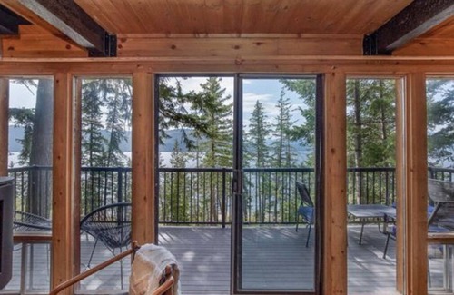 Celista Cabin | New** Bayside Estate: A quaint and cozy A-frame cabin nestled among the trees.