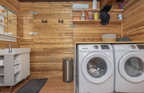 Celista Cabin | New** Bayside Estate: A quaint and cozy A-frame cabin nestled among the trees.