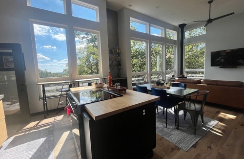 Dunlap House | NEW! Book now for discounted rates! 10 1/2 private acres, views, hot tub, & more