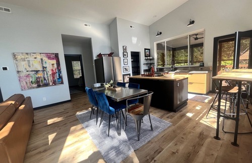 Dunlap House | NEW! Book now for discounted rates! 10 1/2 private acres, views, hot tub, & more