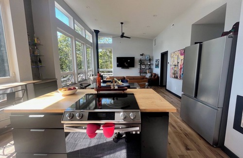 Dunlap House | NEW! Book now for discounted rates! 10 1/2 private acres, views, hot tub, & more