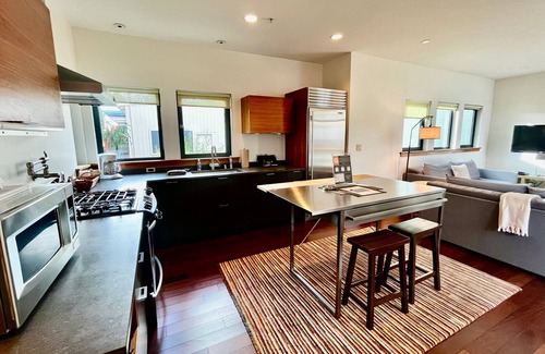 Friday Harbor Apartment | ✨NEW✨ Bright in-town Penthouse with roof deck 😎