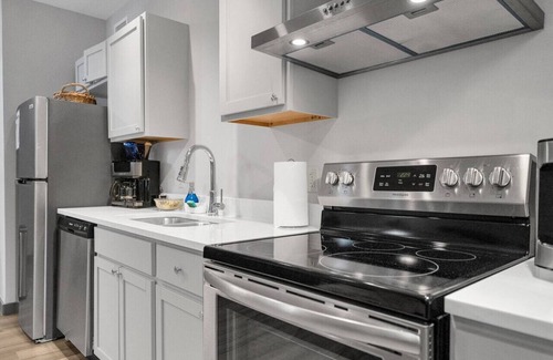 New Orleans Hotel | New Build Stylish Haven in Bywater + Parking