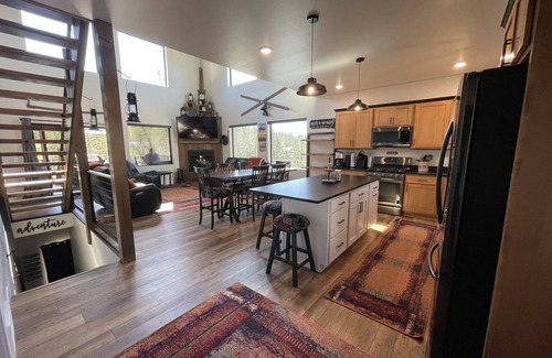 Lead Cabin | NEW Cabin in Terry Peak! Views, Space, and lots more! Sleeps 14, NO bunk beds!