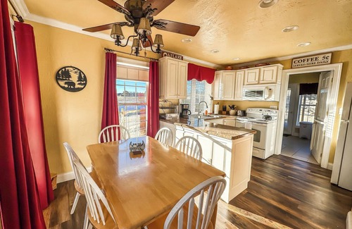 North Glade Hills House | New: Charming and Great Value Lake Area Cottage