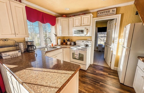 North Glade Hills House | New: Charming and Great Value Lake Area Cottage