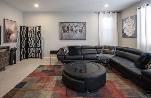 Spring Valley House | New Chic Relaxing Modern Vacation Home Near Strip