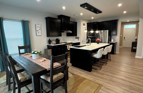 Delmar House | New Coastal Style 4-bedroom house in superb Delmar with TVs in all rooms, WiFi.