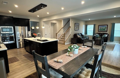 Delmar House | New Coastal Style 4-bedroom house in superb Delmar with TVs in all rooms, WiFi.