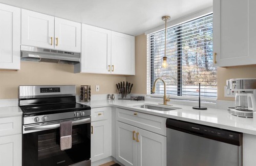 Drayton Plains Apartment | NEW Corp/Bus Townhome New Hudson
