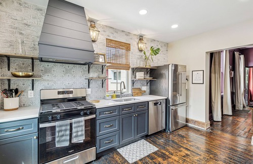 Covington House | NEW! Covington Cottage – Historic Home w/Hot Tub, Walk to Bars & Restaurants