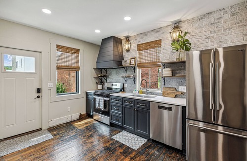 Covington House | NEW! Covington Cottage – Historic Home w/Hot Tub, Walk to Bars & Restaurants