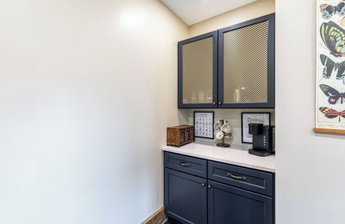Covington House | NEW! Covington Cottage – Historic Home w/Hot Tub, Walk to Bars & Restaurants