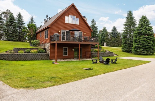 Gaylord Cabin | New cozy 4-bedroom cabin 100yrd from golf/ski with WiFi, AC in brilliant Gaylord