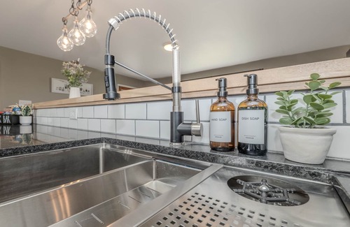 Westfield House | NEW! Cozy Ranch/Sleeps 8/5 Mins to Grand Pk/Just Mins to Downtown Westfield!