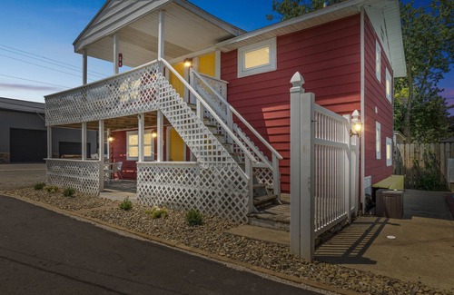 Monticello Apartment | NEW! Dave's Last Resort Poolside - Long Stay Discount - Comforting Cabin 2