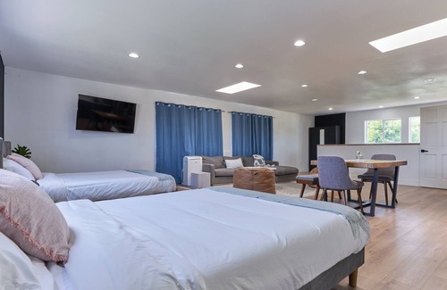 Torrance Apartment | NEW! Dog Friendly Spacious Modern Guesthouse Renovated in Late 2022