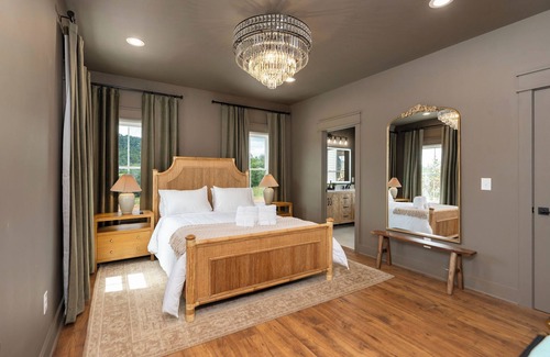 Shipman Cabin | New! Farmhouse | Firepit+Views 20ppl