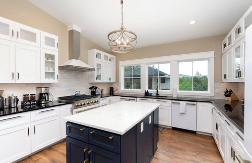 Shipman Cabin | New! Farmhouse | Firepit+Views 20ppl