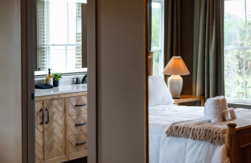 Shipman Cabin | New! Farmhouse | Firepit+Views 20ppl