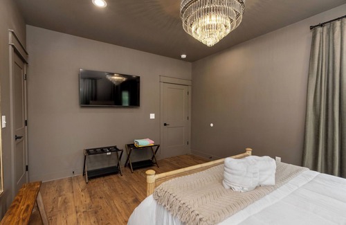 Shipman Cabin | New! Farmhouse | Firepit+Views 20ppl