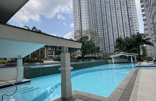 Santo Cristo Condo | New GRASS residence condo near SM North EDSA modern, POOL, Home Away from Home