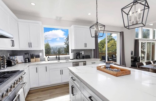 Blue Jay House | New Home 2 Mstrs, AC, EV Chgr, Pool Table, Lake Rights