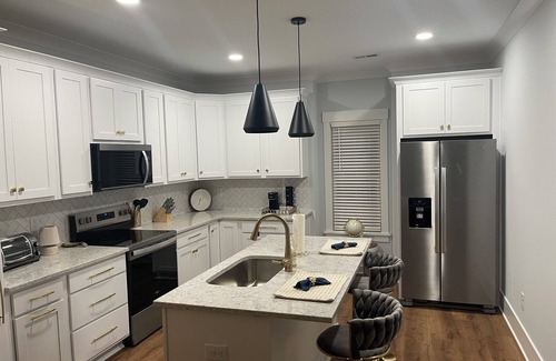 Apex House | NEW home above garage! Walk to restaurants, shopping and entertainment!