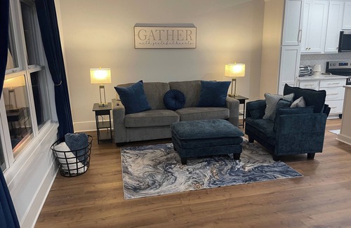 Apex House | NEW home above garage! Walk to restaurants, shopping and entertainment!