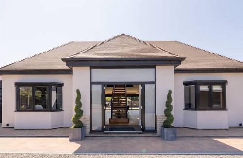 Ware Villa | NEW Launch! Rowans Luxury Villa Pool & Games Room