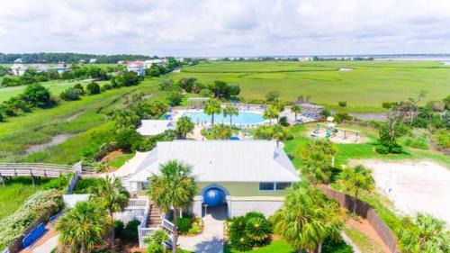 Oceanmarsh Subdivision House | New Listing! 4BR on Harbor Island